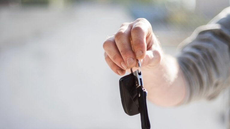 sr22 car keys hand